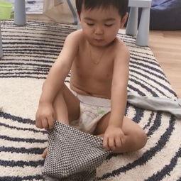 幼儿穿衣服视频,萌娃学穿衣，快乐成长瞬间